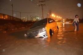 TP. HCM ngập sâu, dân khổ sở "lội" về nhà giờ tan tầm