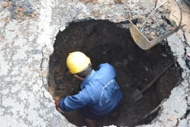 "Hố tử thần" sâu 2m xuất hiện trên đường phố TP.HCM
