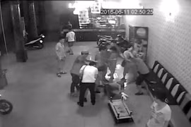 Bị nhắc nhở, nhóm côn đồ Hải Phòng lao vào hành hung chủ quán karaoke