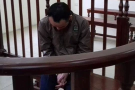 Liên tục hiếp dâm ngay cả khi bạn gái phải băng bó, nẹp gỗ chân