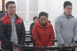 Thăm thân ở trại giam, cặp đôi nảy sinh quan hệ rồi dẫn nhau… vào tù