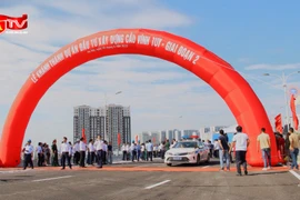 Những hình ảnh đẹp thông xe cầu Vĩnh Tuy 2