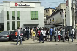 Nghịch cảnh trong cuộc khủng hoảng tiền mặt ở Nigeria 