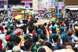 Trào lưu “sống ảo” trên mạng xã hội và lằn ranh đạo đức (1): Thế giới “ảo” và những “bóng ma” ngoài đời 