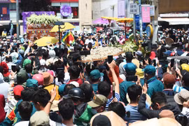 Trào lưu “sống ảo” trên mạng xã hội và lằn ranh đạo đức (1): Thế giới “ảo” và những “bóng ma” ngoài đời 