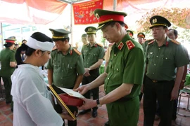 Xem xét phong tặng danh hiệu liệt sĩ đối với Thiếu tá Cảnh sát giao thông hy sinh khi làm nhiệm vụ 