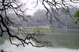 Vẻ đẹp hồ Gươm cổ kính, huyền ảo trong sương mờ