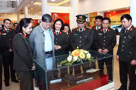 Bộ trưởng Bộ Công an Tô Lâm tham quan Triển lãm “Cảnh vệ Công an nhân dân - 70 mùa hoa chiến công” 