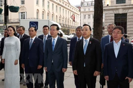 Chủ tịch nước đặt hoa tại Biển tưởng niệm Bác Hồ ở Thủ đô London 