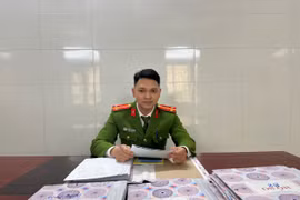 Khi người lính mang hai màu áo