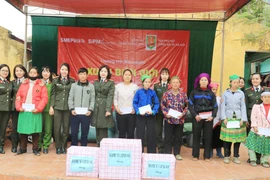 Nghĩa tình Phụ nữ Công an Thủ đô đến với cực Bắc Tổ quốc