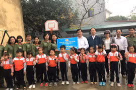 Mang nụ cười đến với học sinh vùng khó khăn