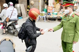 Công an quận Bắc Từ Liêm xử phạt 35 trường hợp không đeo khẩu trang nơi công cộng