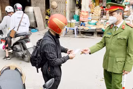 Công an quận Bắc Từ Liêm xử phạt 35 trường hợp không đeo khẩu trang nơi công cộng