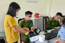 Hình ảnh đẹp của cán bộ chiến sỹ Công an quận Nam Từ Liêm cấp Căn cước công dân trong ngày Quốc tế lao động