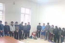 6 phụ nữ cùng 13 nam giới lên đồi Keo đánh bạc