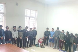 6 phụ nữ cùng 13 nam giới lên đồi Keo đánh bạc