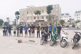 Khởi tố 12 đối tượng dùng dao gắn tuýp sắt nghênh ngang diễu phố