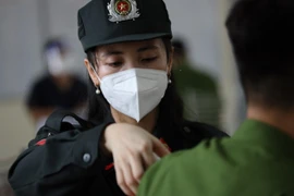 Ngắm nữ cán bộ y tế Cảnh sát cơ động xinh đẹp tiêm vaccine cho đồng đội