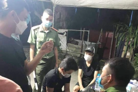 Trực chốt Covid-19, phát hiện 2 nam thanh niên tàng trữ ma túy đá