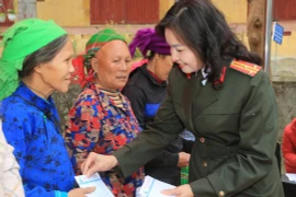 Những hình ảnh đẹp, ấm tình người nơi cực Bắc Tổ quốc