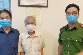 Sau 2 ngày đi lạc cụ ông về với gia đình nhờ các chiến sỹ công an