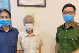 Sau 2 ngày đi lạc cụ ông về với gia đình nhờ các chiến sỹ công an