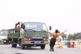 [Ảnh] Giữa ngày đông tháng giá, xem Cảnh sát cơ động mình trần kéo xe tải