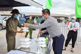 Ấm lòng những suất cơm tình nghĩa đến các chốt kiểm soát dịch Covid-19