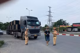 Phát hiện 3 vạn găng tay cao su không hóa đơn chứng từ