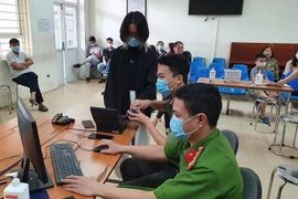 Không nghỉ lễ, quyết tâm hoàn thành chỉ tiêu của 'chiến dịch' cấp căn cước công dân gắn chip