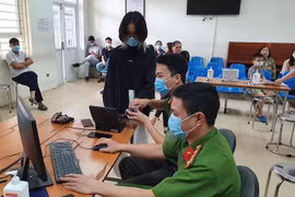 Không nghỉ lễ, quyết tâm hoàn thành chỉ tiêu của 'chiến dịch' cấp căn cước công dân gắn chip