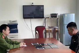 Bộ ba chuyên cướp giật và tiêu thụ những chiếc điện thoại tang vật vụ án