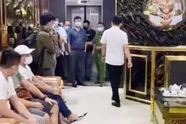 Gần 30 người say sưa tại quán karaoke, bất chấp quy định phòng dịch