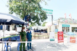 Triển khai nhanh chốt kiểm soát khi chợ đầu mối phía Nam tạm thời phong tỏa