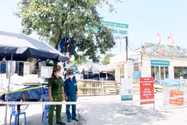 Triển khai nhanh chốt kiểm soát khi chợ đầu mối phía Nam tạm thời phong tỏa