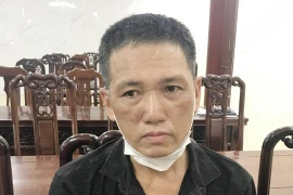 Đối tượng truy nã đặc biệt nguy hiểm đầu thú cùng lô vũ khí "nóng"