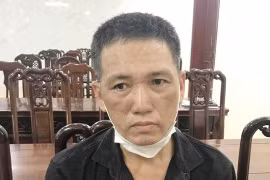 Đối tượng truy nã đặc biệt nguy hiểm đầu thú cùng lô vũ khí "nóng"