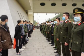 Công an Hà Nội trao trả gần 70 công dân Trung Quốc vi phạm nhập cảnh trái phép