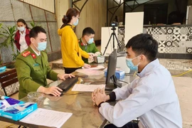 Thu nhận hồ sơ cấp CCCD gắn chip cho gần 1.000 công nhân cụm công nghiệp