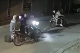 Công an quận Nam Từ Liêm thông báo truy tìm nhóm đối tượng cướp tài sản của nữ công nhân môi trường