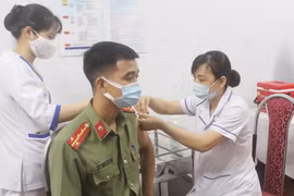 Ngày đầu tiên triển khai tiêm 1.800 liều vaccine Covid-19 cho cán bộ chiến sỹ Công an Thủ đô