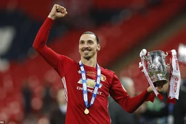 Chùm ảnh: Ibra hí hửng, Mourinho lạnh lùng với chiến quả đầu tiên