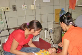 Nắng nóng đầu hè, trẻ ồ ạt nhập viện vì bệnh hô hấp