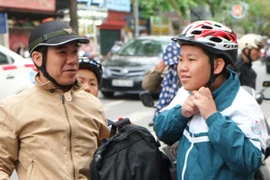 Đội mũ bảo hiểm cho học sinh tới trường: Người lớn phải làm gương cho con trẻ