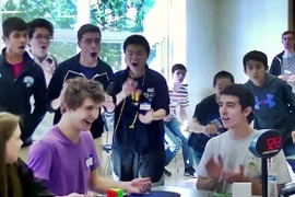 Kinh ngạc pha biểu diễn giải Rubik trong 5,25 giây