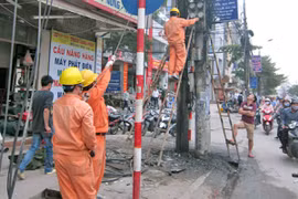 Cáp viễn thông cháy lan sang cột điện