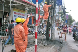 Cáp viễn thông cháy lan sang cột điện