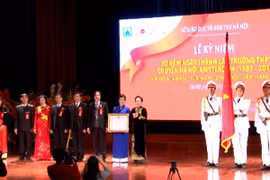 Trường THPT chuyên Hà Nội – Amsterdam đón nhận Huân chương Độc lập hạng Nhì