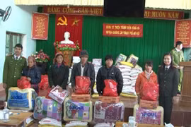 Đoàn Thanh niên CAH Thường Tín trao quà cho đồng bào nghèo vùng cao